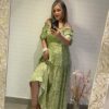 vestido verde detalhado em branco