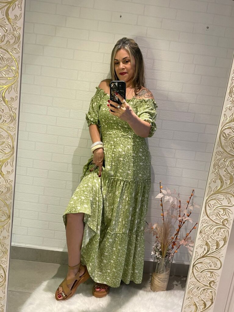 vestido verde detalhado em branco